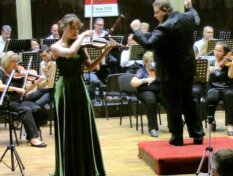 Violin soloist Esther Tran & Conductor Sean Bresesmann